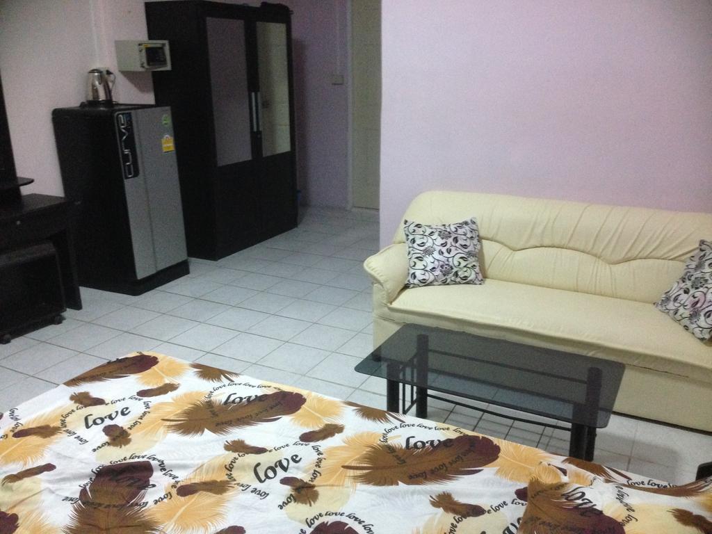 Artem'S Guesthouse Jomtien Beach Oda fotoğraf