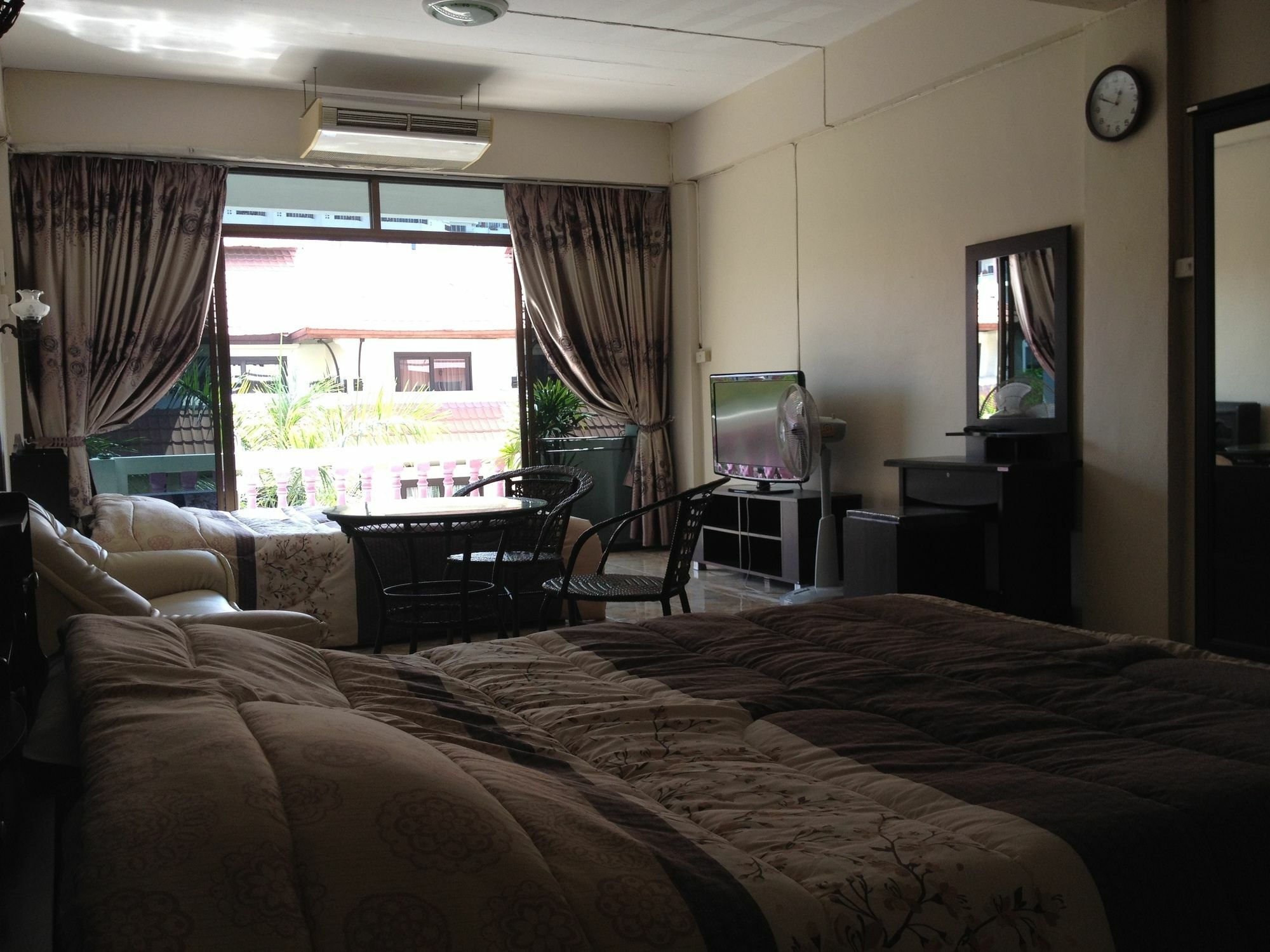 Artem'S Guesthouse Jomtien Beach Dış mekan fotoğraf